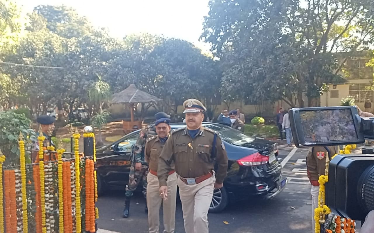 झारखंड के DGP नीरज सिन्हा को कुछ इस तरह दी गई विदाई, देखें तस्वीरें
