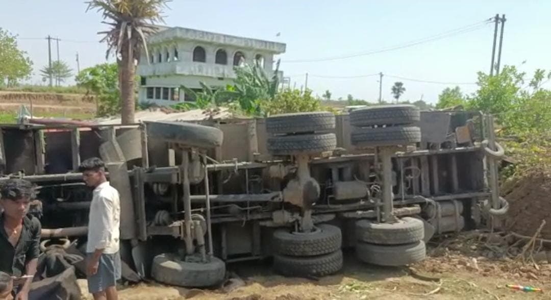 पटना के फुलवारीशरीफ में दो ट्रकों की बीच आमने-सामने की टक्कर, घर में घुस पलटा ट्रक, दबकर मरी दो गाय