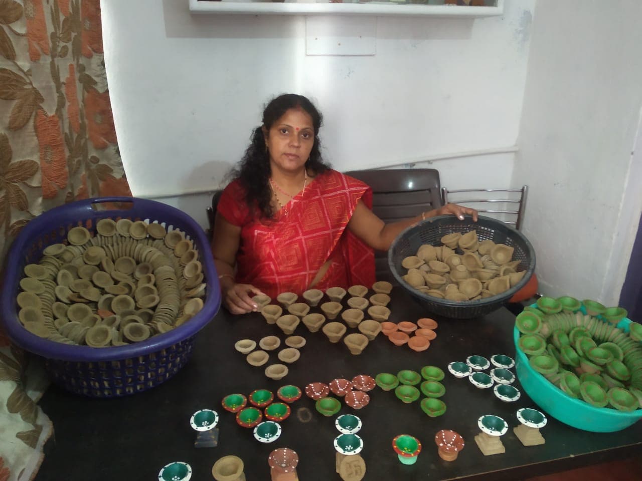 दीपावली के लिए गोबर से दीया तैयार कर रही सरपंच, मिट्टी के मुकाबले कम तेल सोखता है ये दीया
