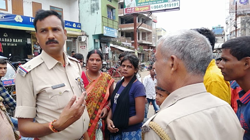 दानापुर में बेखौफ हुए बदमाश, सरेराह पिस्तौल के बल पर महिला से जेवरात लूटे