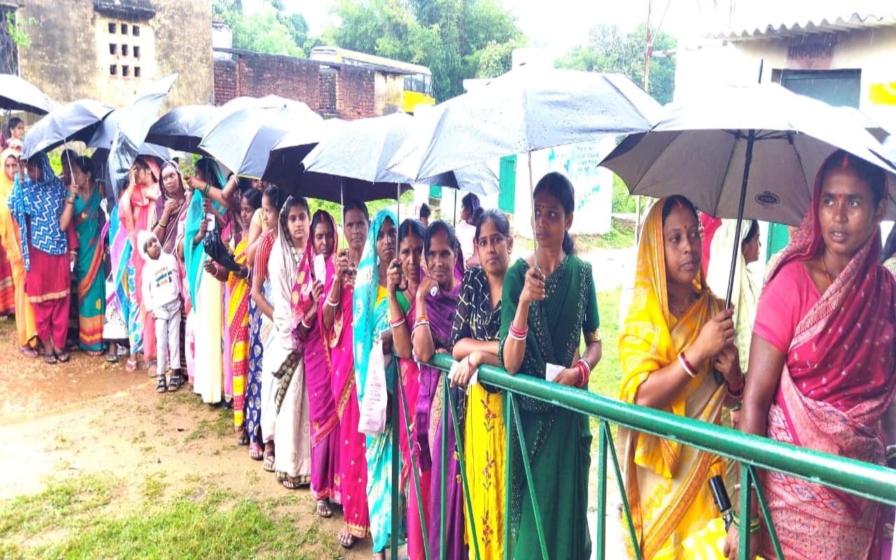 Dumri By Election 2023: बारिश में भी दिखा लोगों में गजब का उत्साह, भीगकर मतदाताओं ने किया वोट, देखें PHOTOS