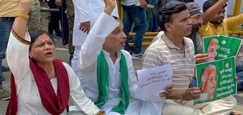 Lalu Yadav CBI Raid : छापेमारी के खिलाफ सड़क पर उतरा राजद, राबड़ी आवास के सामने धरना, प्रदर्शन