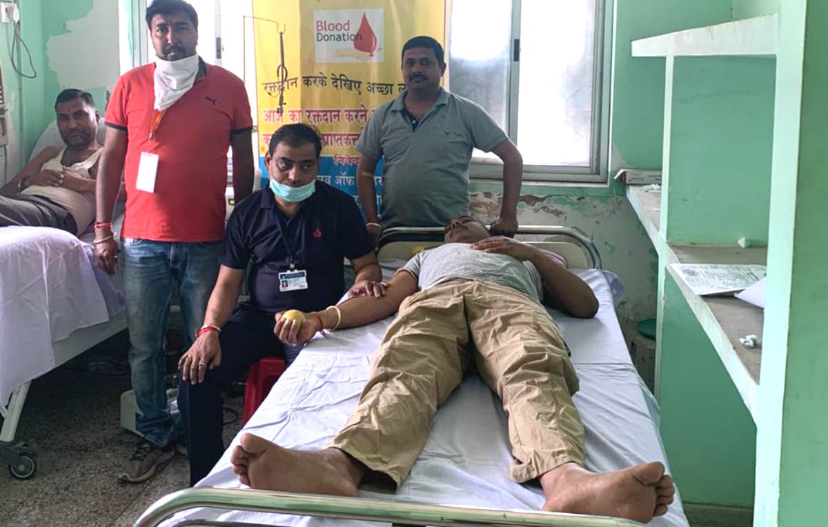 Coronavirus Outbreak: संकट की इस घड़ी में रक्तदान कर रहे हैं लोहरदगा के युवा