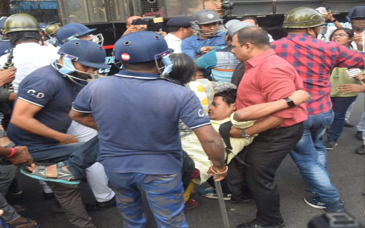 बकाया डीए मुद्दे पर बैंकशाल कोर्ट में पेश किये गये 47 सरकारी कर्मचारी, जगह-जगह पर आंदोलन जारी