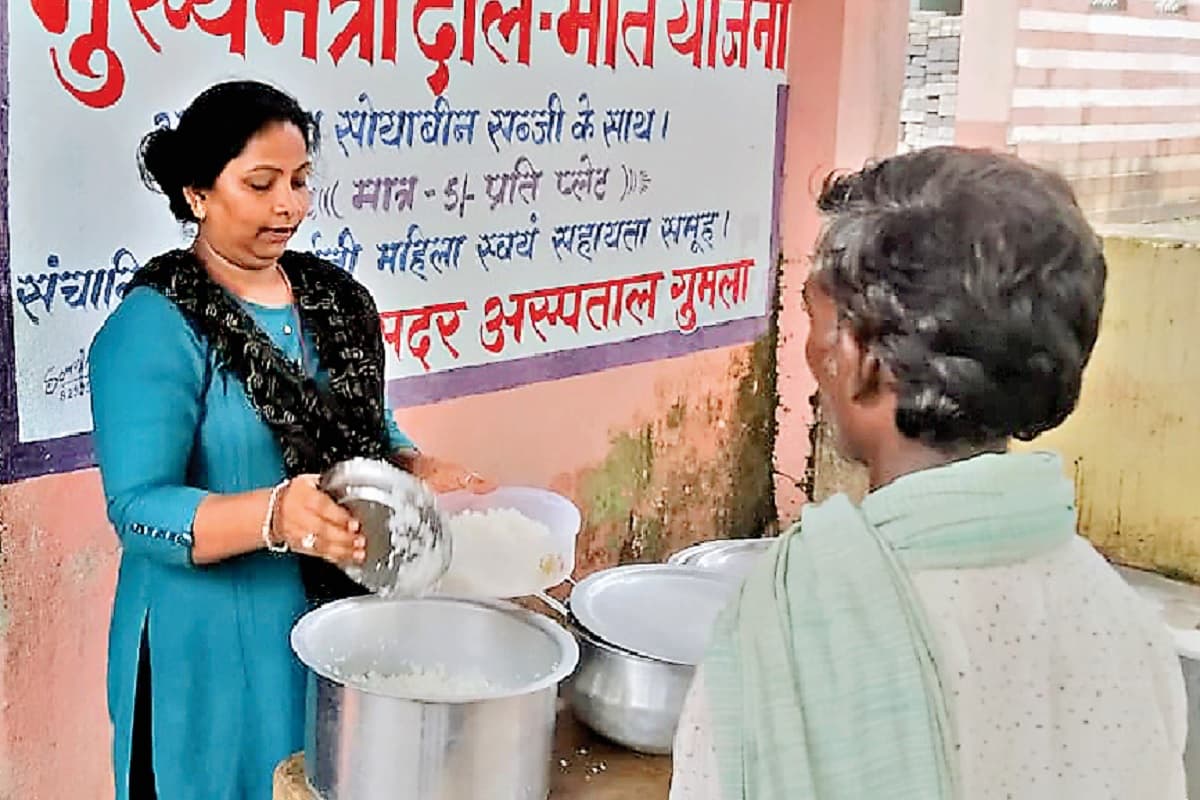 गुमला के बसिया प्रखंड को छोड़ सभी प्रखंडों में चालू हुआ सीएम दाल भात केंद्र