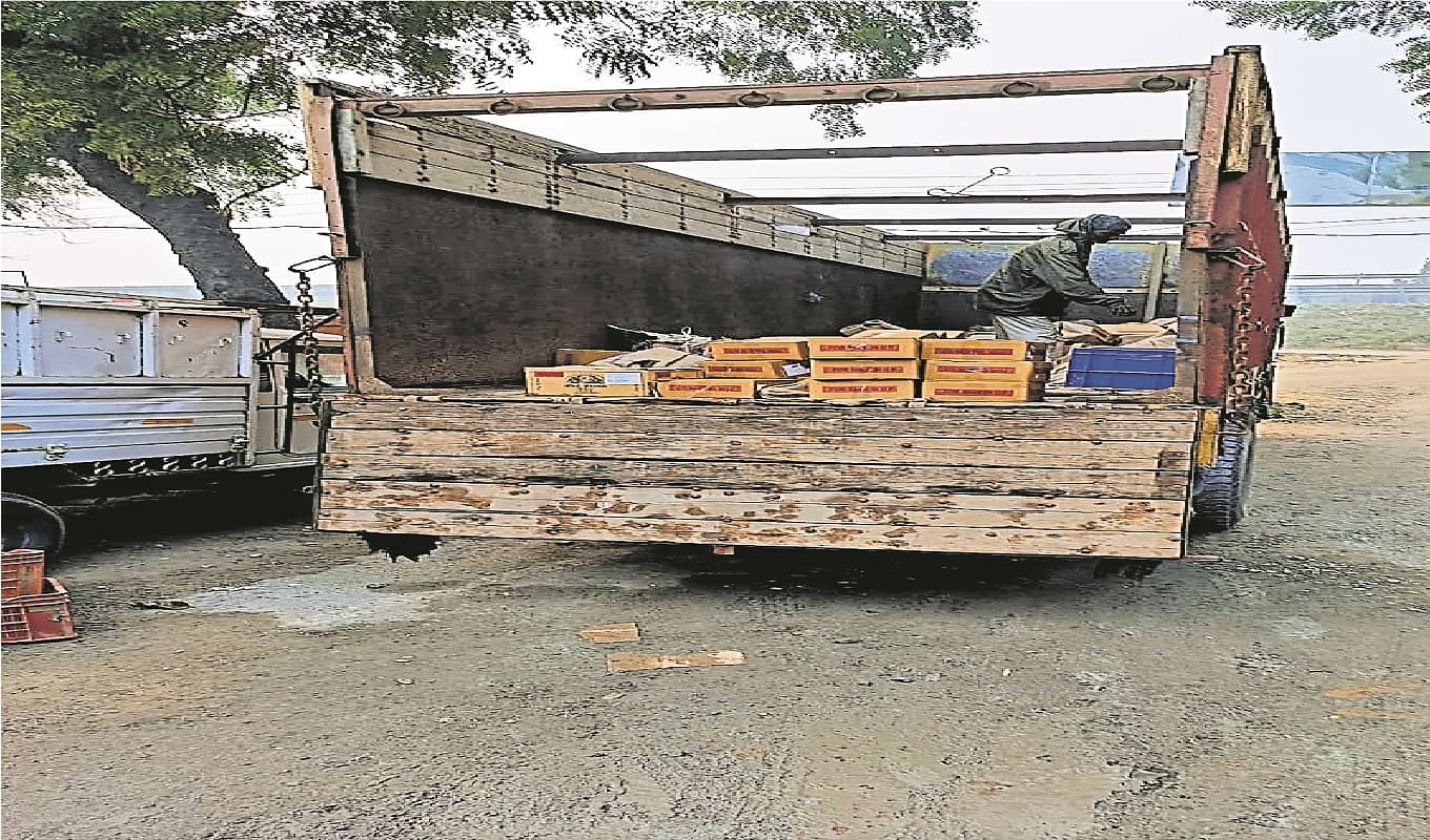 कैमूर में एंटी लिकर टास्क फोर्स की कार्रवाई, ट्रक से 8288 बोतल शराब बरामद, चालक व खलासी गिरफ्तार