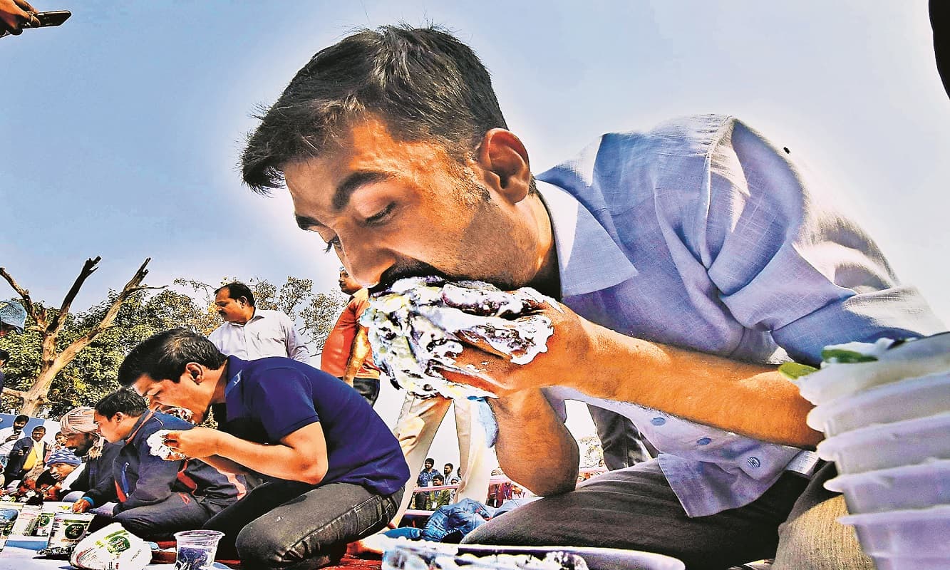 पटना में आयोजित हुई दही खाओ इनाम पाओ प्रतियोगिता, बाढ़ के अजय तीन मिनट में 3.4 किलो दही खाकर बने विजेता