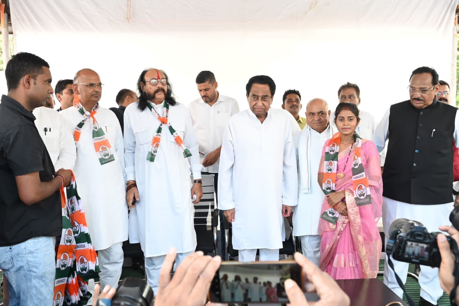 मूंछ पर ताव देते हुए पूर्व डकैत मलखान सिंह  कांग्रेस में शामिल, कहा- ग्वालियर-चंबल से होगा बीजेपी का सफाया