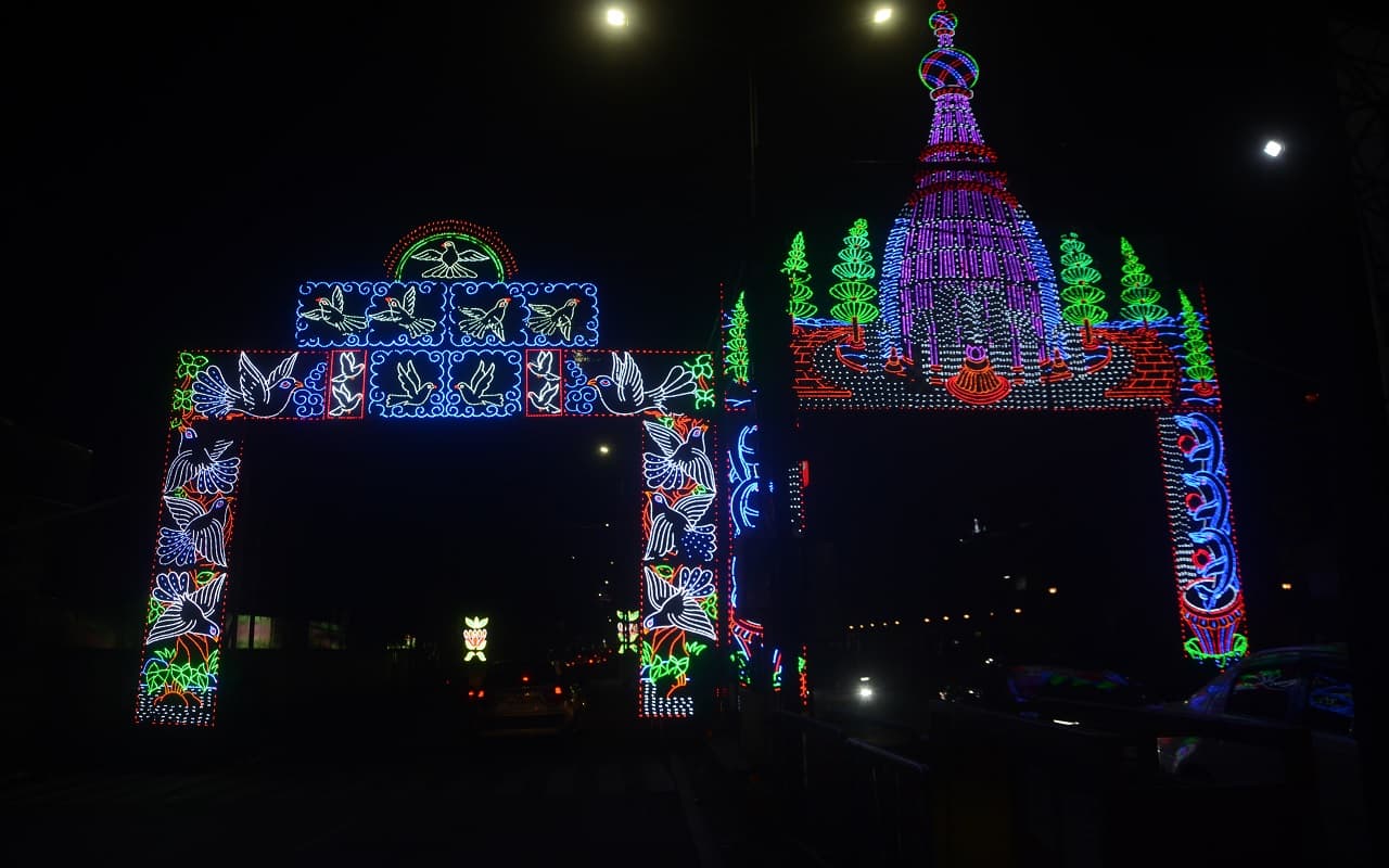 Durga Puja 2022 : दुर्गोत्सव को लेकर पटना के पंडाल सज-धज कर तैयार, देखें आकर्षक तस्वीरें
