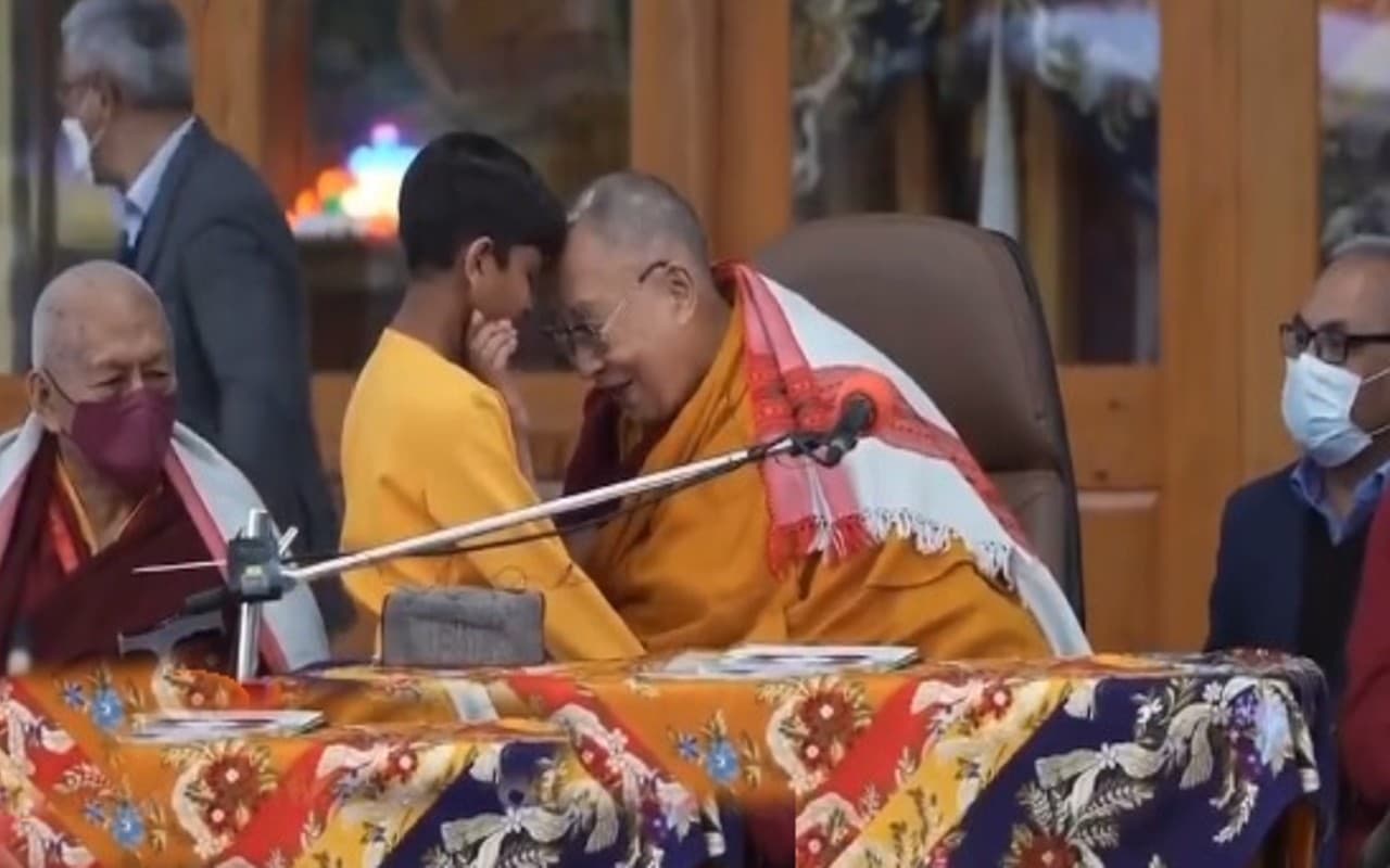 बच्चे को चूमते हुए दलाई लामा का वीडियो वायरल, बयान जारी कर मांगी माफी