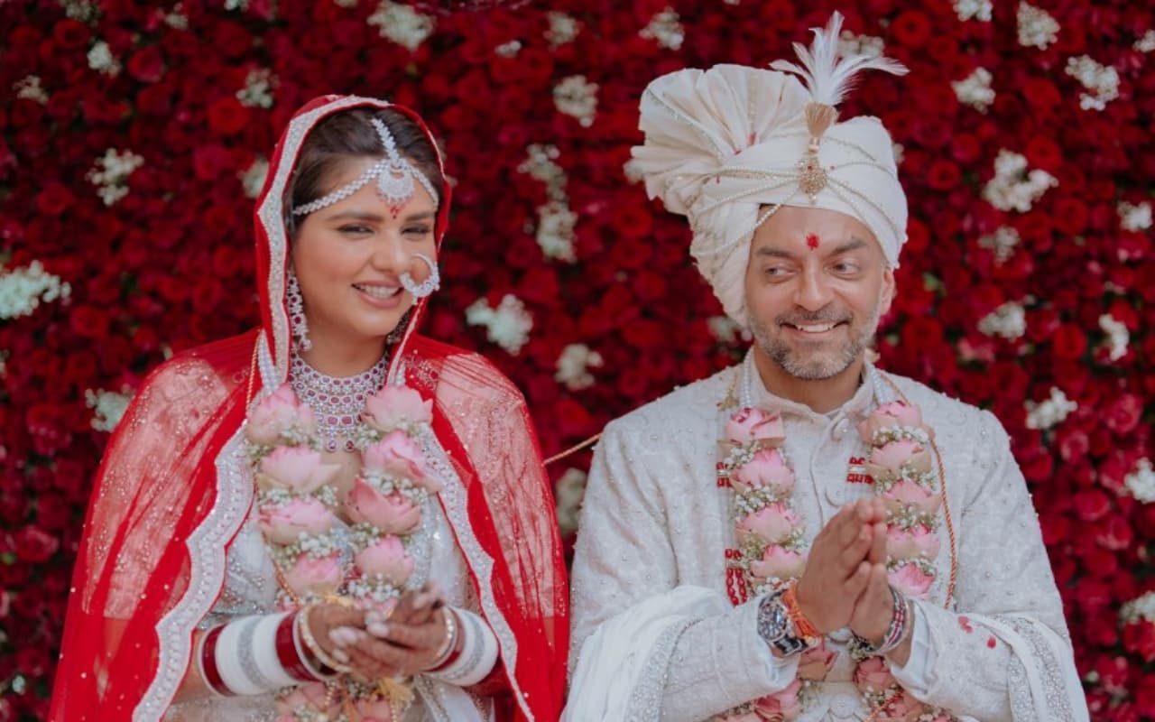 Entertainment News Updates: दलजीत कौर ने शादी के बाद पति संग शेयर की पहली सेल्फी, रेखा ने लूट ली महफिल
