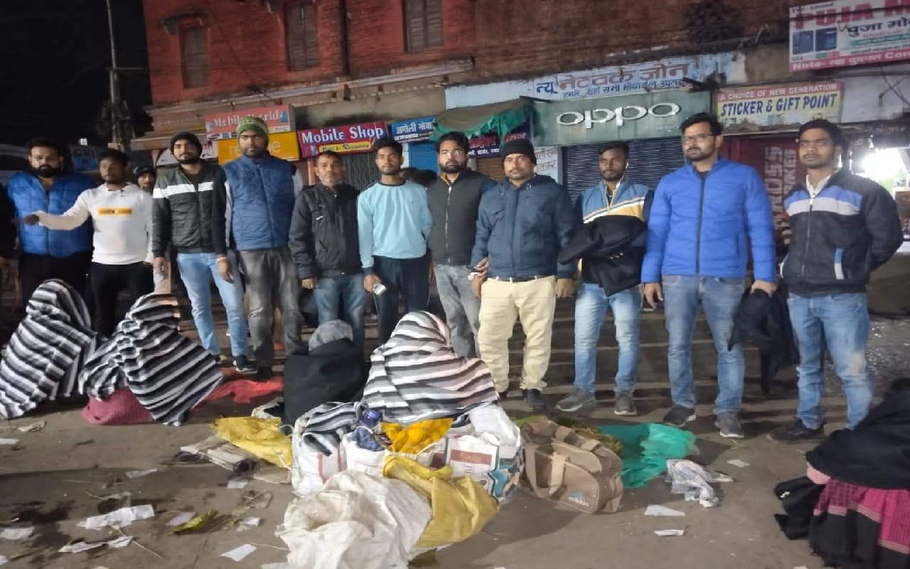 Palamu News: पलामू की सड़कों पर उतरी 'टीम चैलेंजर्स', ठंड से ठिठुरते जरूरतमंदों के बीच बांटे कंबल