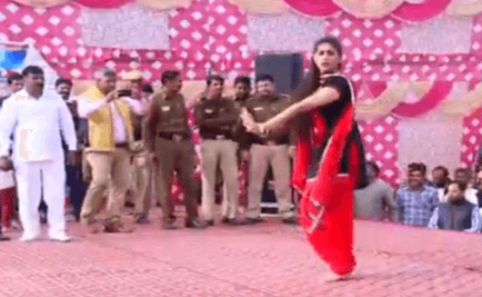 सपना चौधरी ने ‘चटक मटक’ गाने पर किया ऐसा डांस, फैंस के साथ पुलिसवाले भी बनाने लगे वीडियो सपना चौधरी ने ‘चटक मटक’ गाने पर किया ऐसा डांस, फैंस के साथ पुलिसवाले भी बनाने लगे वीडियो