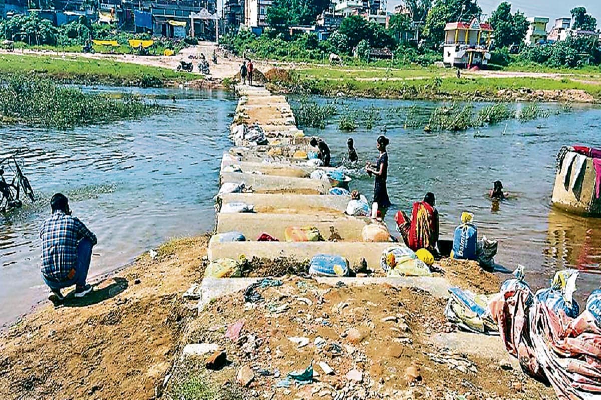 गढ़वा : दानरो नदी के पीपा पुल की मरम्मत निजी खर्च से करायी गयी