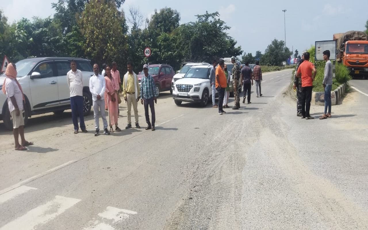 Jharkhand News: झारखंड की दनुआ घाटी में गैस टैंकर पलटा, गैस का हो रहा रिसाव, राहत कार्य जारी