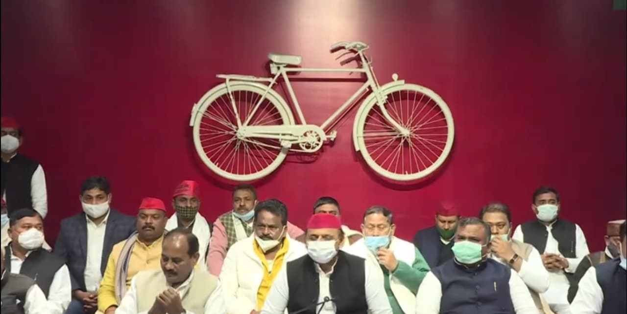 UP Election 2022 : यूपी में बीजेपी को एक और बड़ा झटका, सपा में शामिल हुए पूर्व मंत्री दारा सिंह चौहान