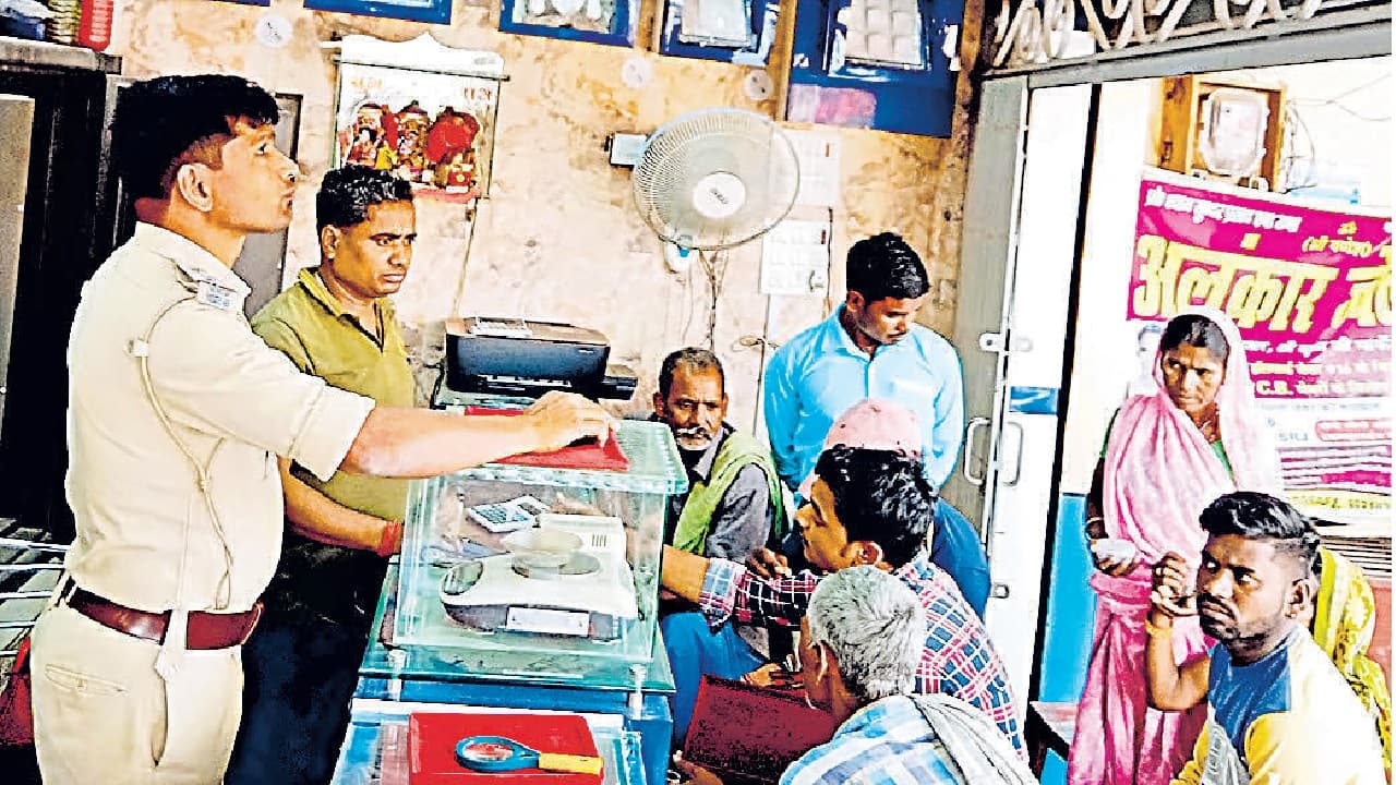 Bihar News: दरभंगा में नकाबपोश अपराधियों ने व्यवसायी को लूटा, घर जाते वक़्त आभुषणों से भरा बैग छीना