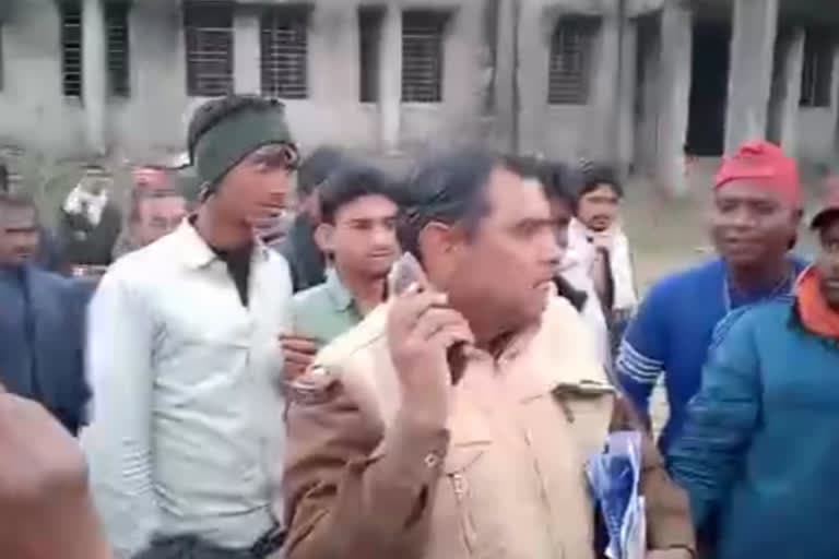 बस इतनी सी बात को लेकर बिहार पुलिस के ASI पर ‘मौत’ बनकर टूटी आक्रोशित भीड़, दौड़ा-दौड़ा कर पीटा बस इतनी सी बात को लेकर बिहार पुलिस के ASI पर ‘मौत’ बनकर टूटी आक्रोशित भीड़, दौड़ा-दौड़ा कर पीटा