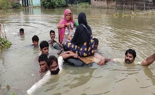 Bihar Flood : बाढ़ में डूबा गांव, विकलांग गर्भवती महिला को अस्पताल पहुंचाने के लिए ग्रामीणों ने लगायी जुगाड़ तकनीक