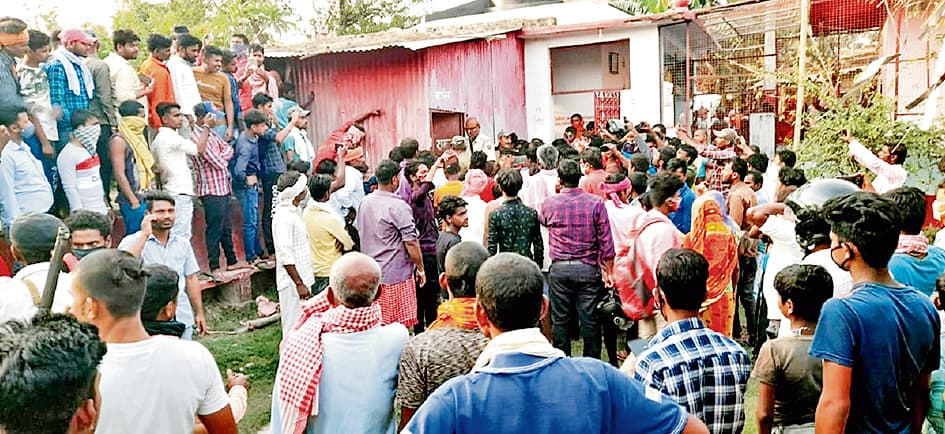 दरभंगा में महज अफवाह पर मंदिर के पुजारी की जमकर पिटाई , बचाने पहुंची पुलिस टीम पर ग्रामीणों ने किया पथराव
