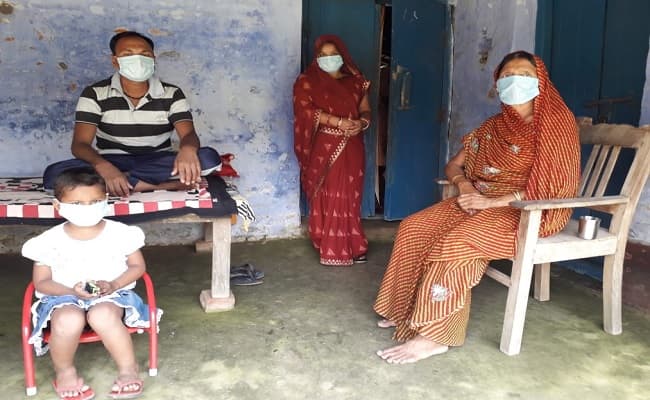 पीठ पर बैग और कांधे पर बच्ची को लिए सैकड़ों मील पैदल चल कर गुरुग्राम से दरभंगा पहुंचा प्रवासी, बोला- वापस जाने की बात तो सोच ही नहीं सकता