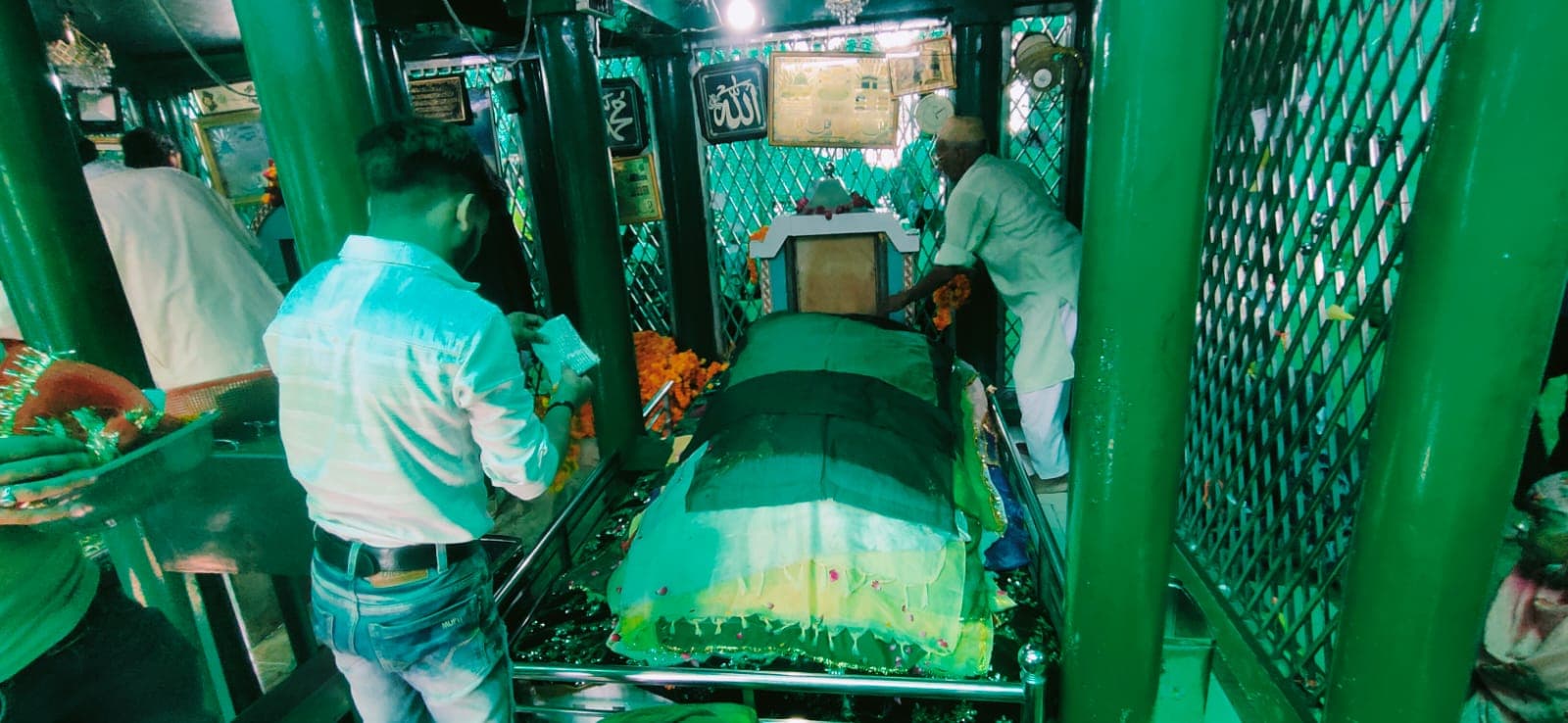 Famous Dargah: ऐसी दरगाह जहां आज भी हर ट्रेन देती है यहां सीटी, जानें क्या है इतिहास...