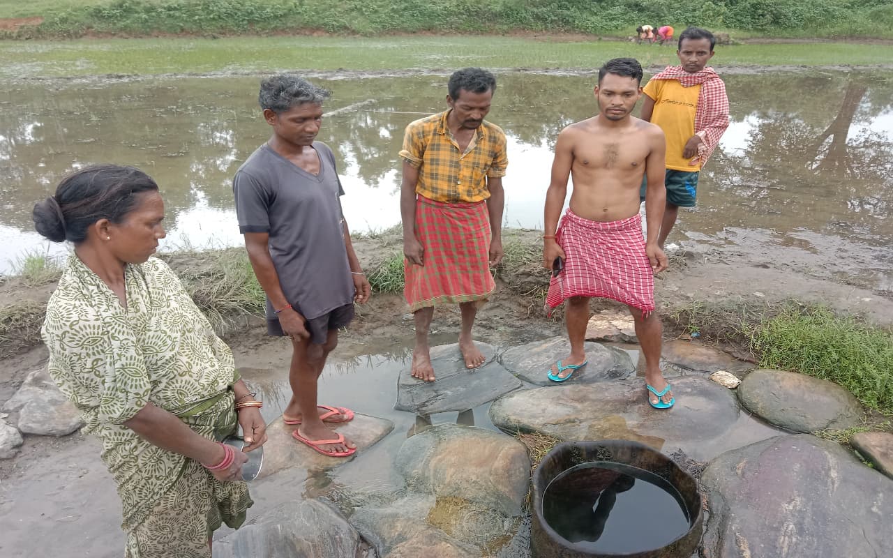 झारखंड : गिरिडीह के पीरटांड में सैकड़ों परिवार दूषित पानी पीने को मजबूर, डाड़ी से बुझा रहे अपनी प्यास