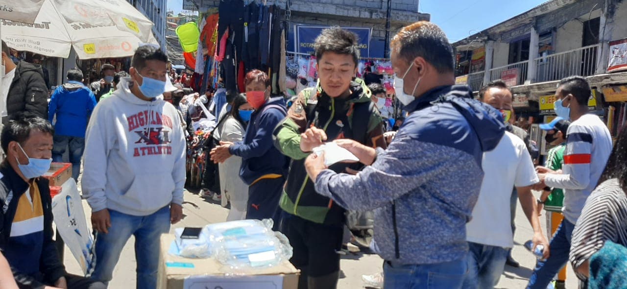 दार्जीलिंग में जीजेएम बिमल गुट के समर्थकों ने शहर को किया सैनिटाइज, बांटे मास्क