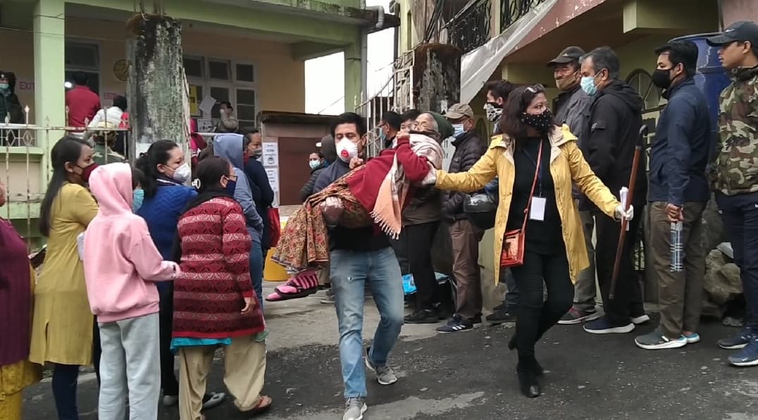 दार्जीलिंग में शांतिपूर्ण ढंग से हुई वोटिंग, बिमल गुरूंग, विनय तमांग सहित हेवीवैट नेताओं ने दिया वोट