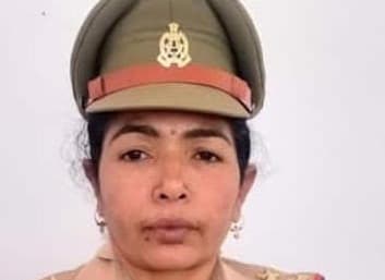 Varanasi News: रिश्वत लेते रंगे हाथों गिरफ्तार घूसखोर महिला दारोगा, जांच के बाद किया बर्खास्त