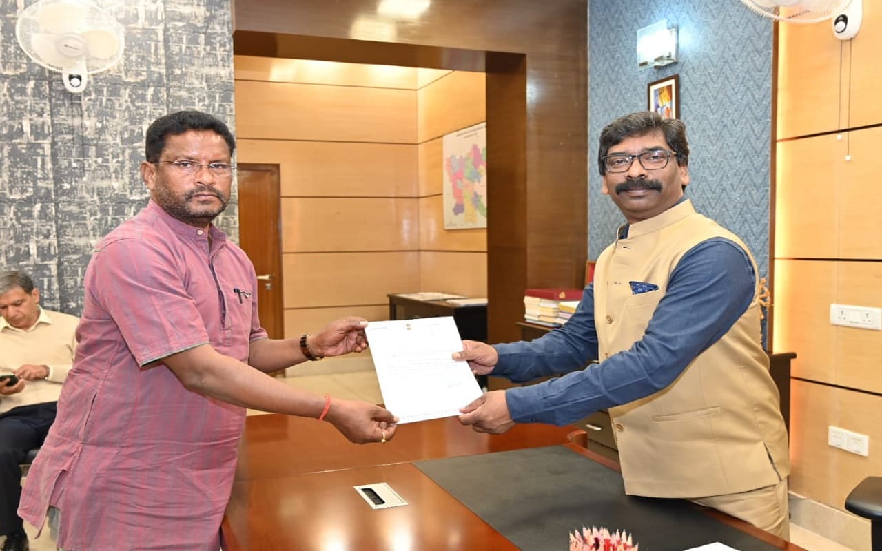 झारखंड : सीएम हेमंत सोरेन से मिले विधायक दशरथ गागराई, स्वास्थ्य सहियाओं को स्थायी मानदेय के लिए सौंपा ज्ञापन