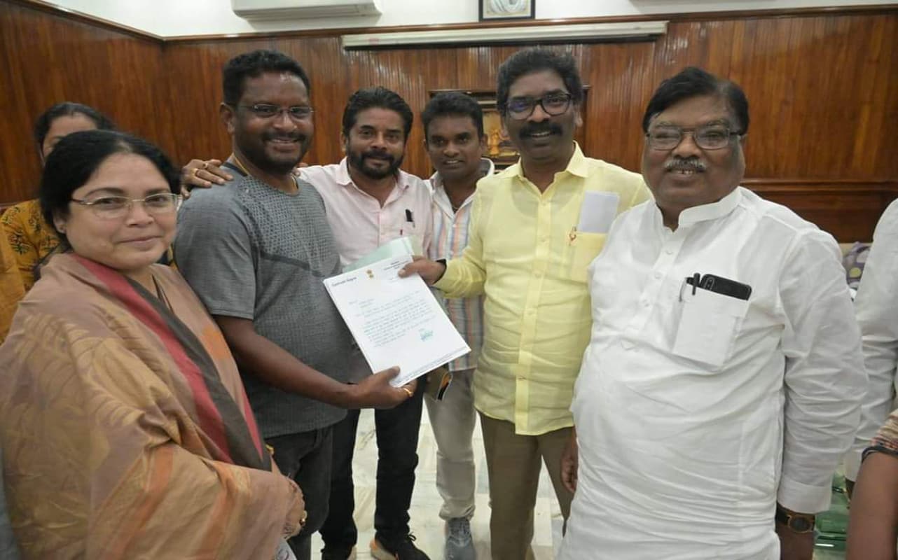 संजय नदी के पुल पर एप्रोच रोड बनाने की मांग को लेकर CM हेमंत से मिले विधायक दशरथ गगराई, सौंपा ज्ञापन