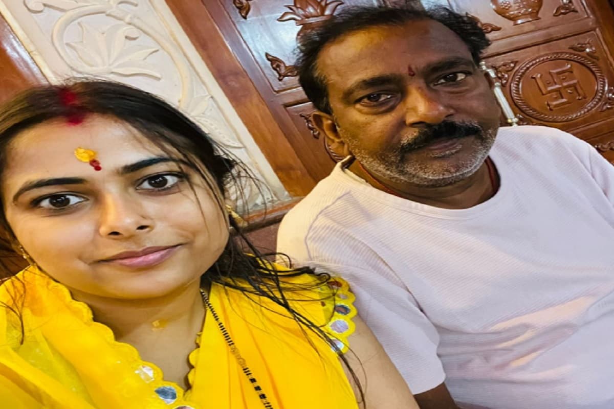 झारखंड: ससुराल में बेटी को प्रताड़ित देख बैंड बाजा के साथ लाडली को घर ले आए पिता, समाज को दिया ये संदेश