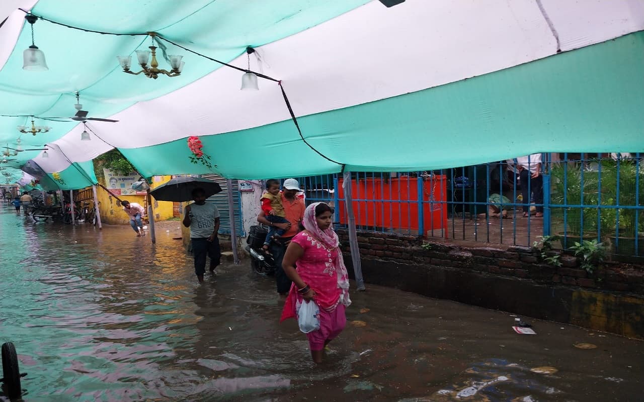 Durga Puja 2022 : पटना में बारिश की वजह से जलजमाव, मेले का मजा हुआ किरकिरा