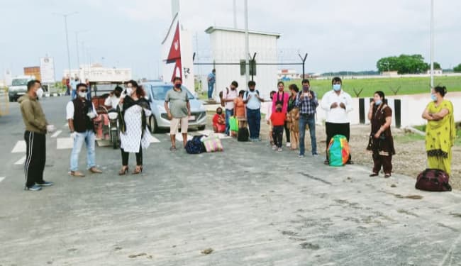 नेपाल में फंसे 29 भारतीयों की हुई वतन वापसी, प्रशासनिक पदाधिकारियों ने उन्हें रिसीव कर भेजा गृह प्रखंड
