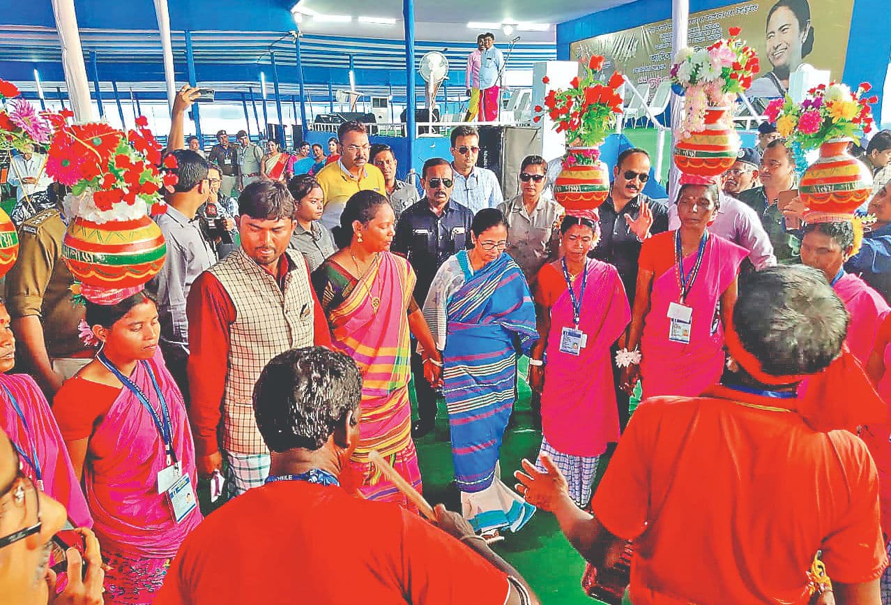 CM ममता बनर्जी ने आदिवासी महिलाओं संग किया नृत्य, वीडियो वायरल