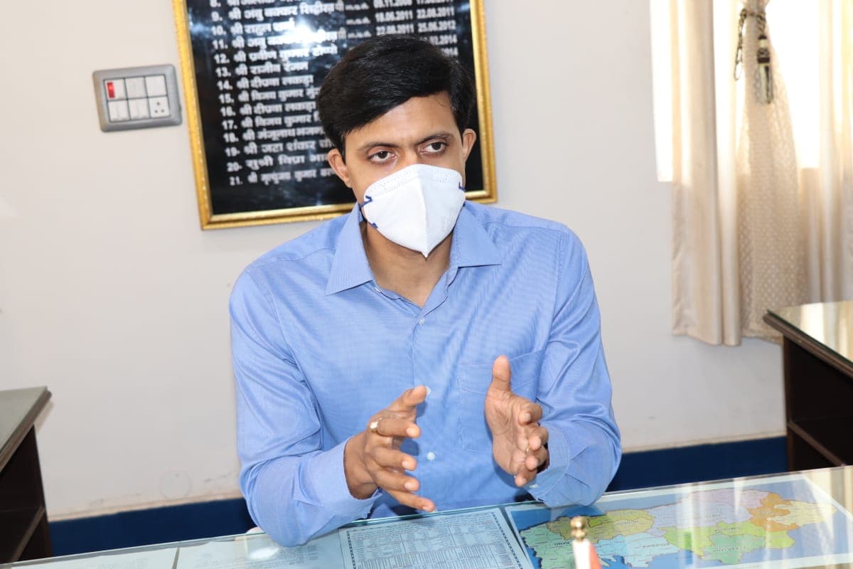 Simdega news : उपायुक्त ने जिले में संचालित विभिन्न योजनाओं की समीक्षा की