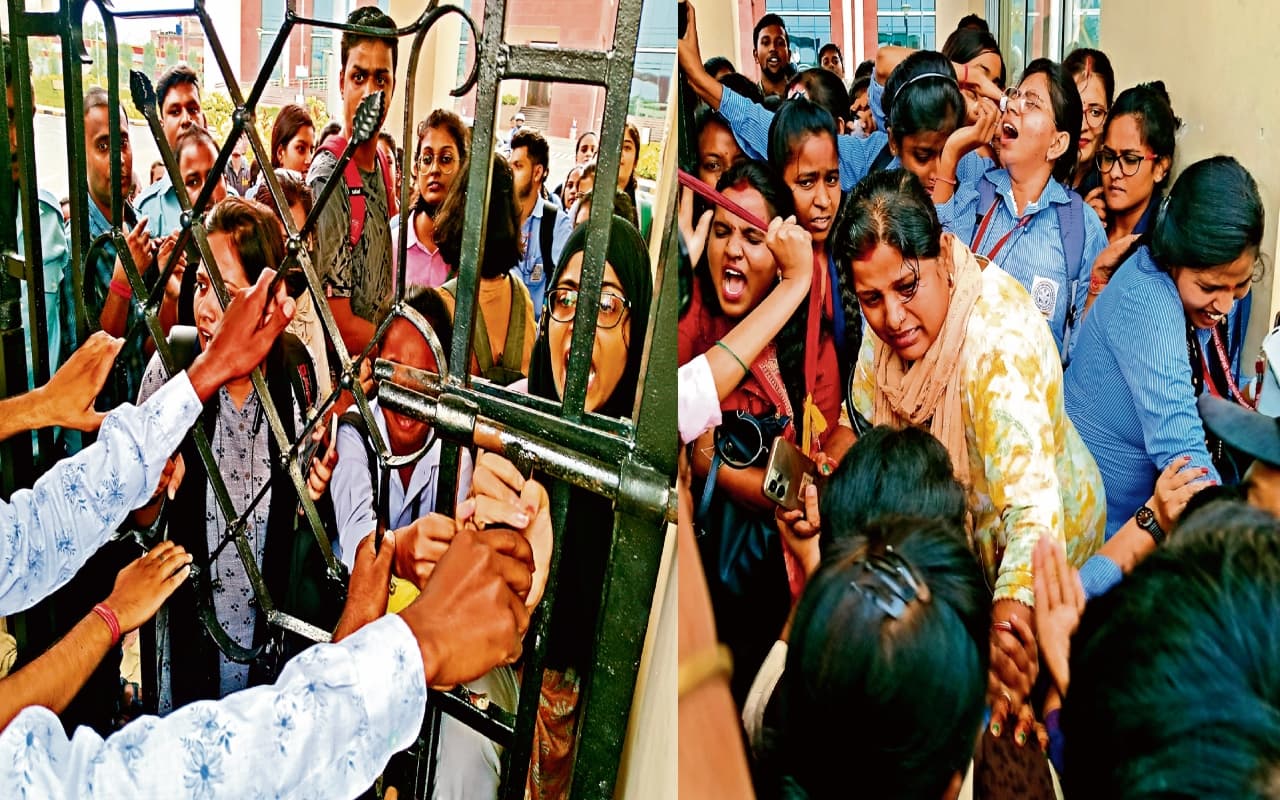 धनबाद : गेट जाम कर धरना पर बैठे आंदोलनकारी बीएड छात्रों ने की दूसरे छात्रों से धक्का-मुक्की