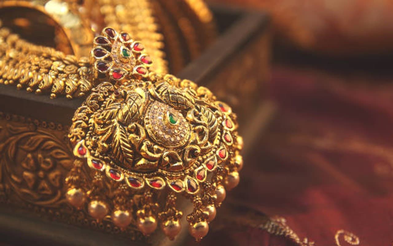 Prayagraj News: रेलवे ट्रैक पर मिला युवती का शव, भाई ने प्रेमी पर लगाया हत्या का आरोप