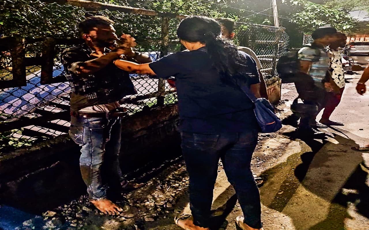 रात दो बजे टाटानगर रेलवे स्टेशन ओवरब्रिज पर युवक को पीटती रही युवती, जानें क्या है पूरा मामला