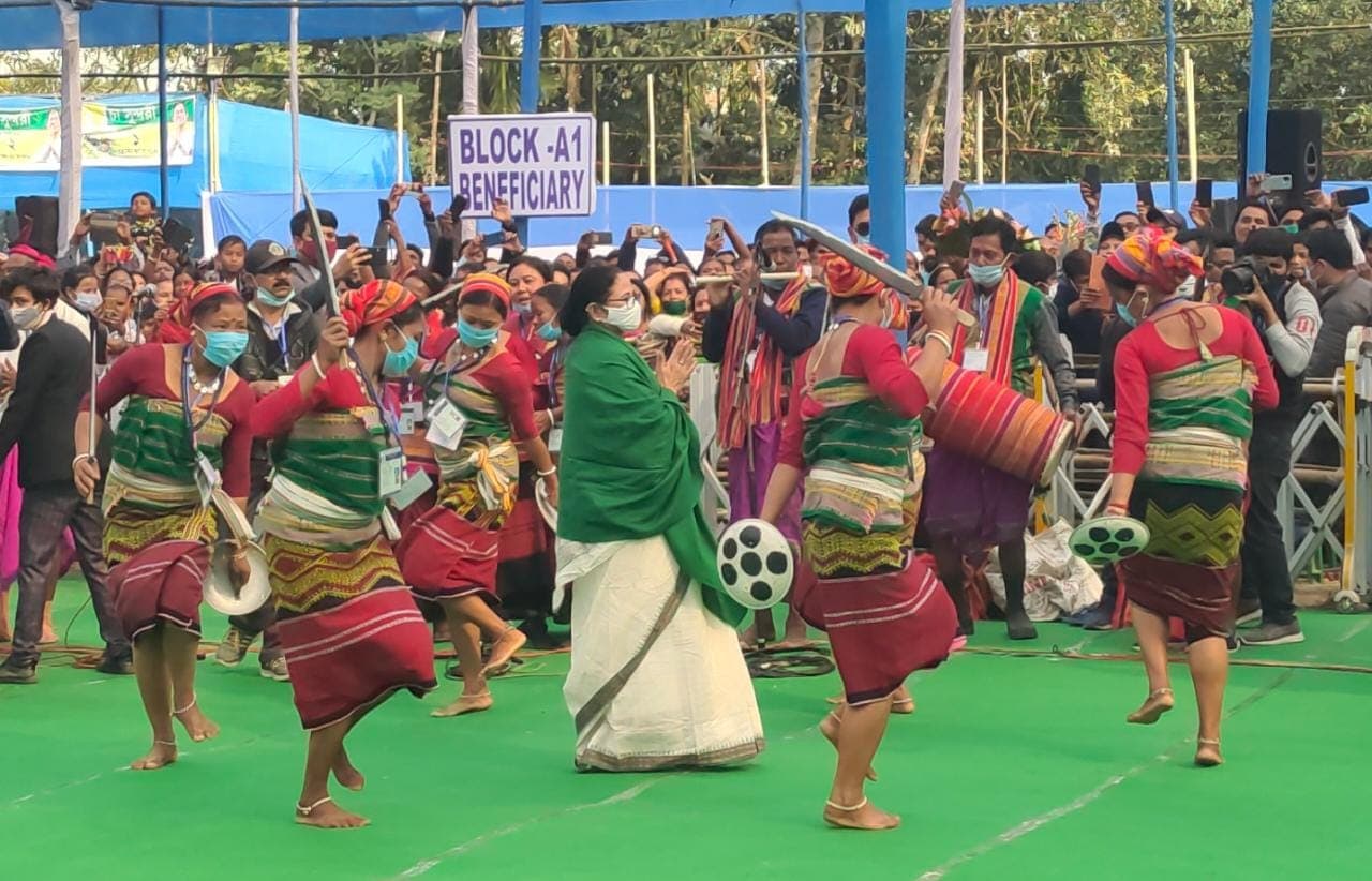 Bengal Chunav 2021 : बंगाल में आदिम जनजातियों के सामूहिक विवाह में ऐसे थिरकीं सीएम ममता बनर्जी, देखिए तस्वीरें