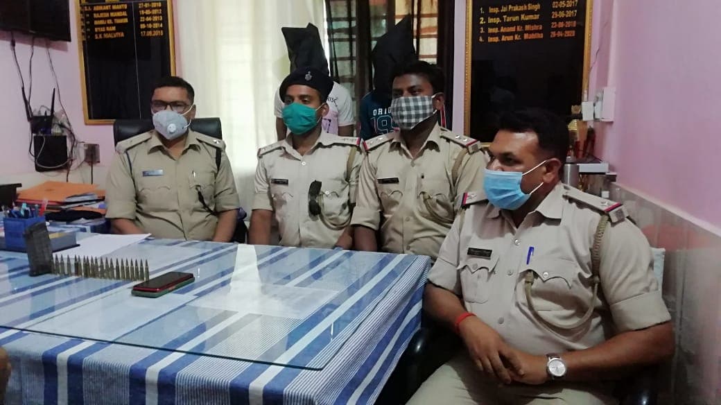 Jharkhand Crime News : इंसास राइफल की मैगजीन में भरी 20 गोलियों के साथ पलामू से दो अपराधी गिरफ्तार, मास्टरमाइंड हुआ फरार