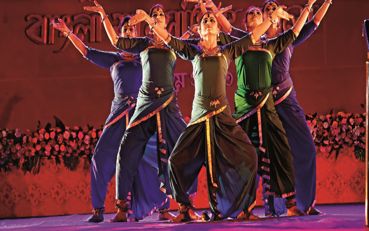 रांची के रामदयाल मुंडा स्टेडियम में हुआ बांग्ला सांस्कृतिक मेला का आगाज, संगीत की धुन पर थिरके कलाकार