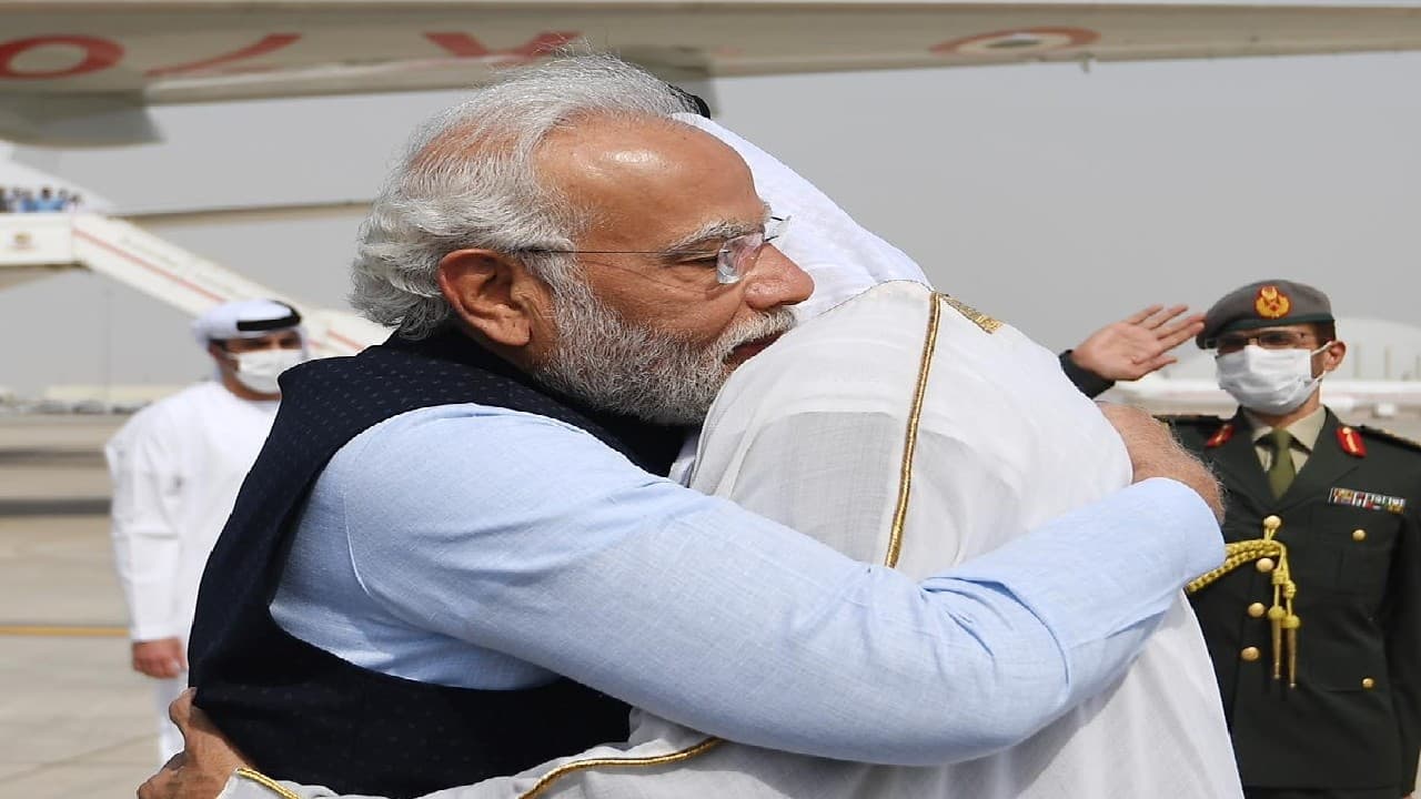 PM Modi UAE Visit: प्रधानमंत्री मोदी का यूएई राष्ट्रपति नाहयान ने एयरपोर्ट पर गले लगाकर किया स्वागत