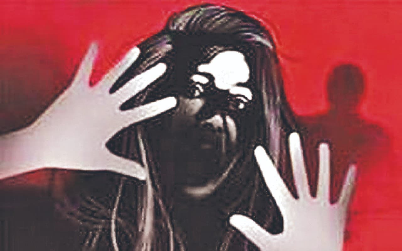 शर्मनाक ! मेडिकल जांच के लिए 12 घंटे पुलिस वैन में पड़ी रही गैंगरेप पीड़िता