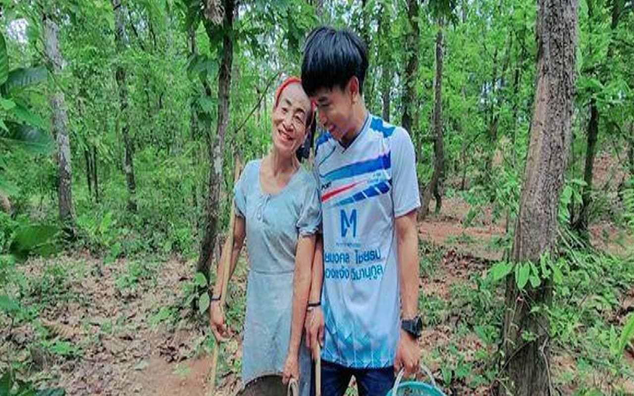 कैसा ये इश्क है…19 साल के लड़के ने 56 साल की बूढ़ी महिला से की सगाई, दोनों एक दूसरे को ऐसे करते हैं डेट