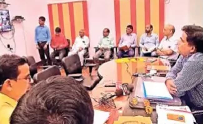 जिले को कोरोना मुक्त रखना प्रशासन की जिम्मेदारी, डीएम ने कहा...