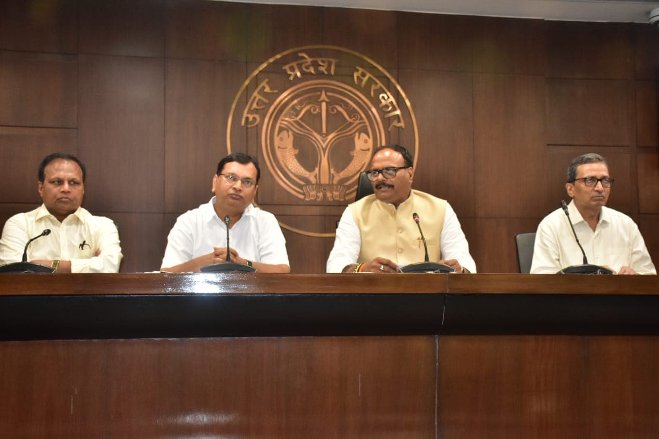 UP News: योगी सरकार का नया अभियान, डिप्टी सीएम ब्रजेश पाठक रोज खुद करेंगे मरीजों के परिजनों से फोन पर बात