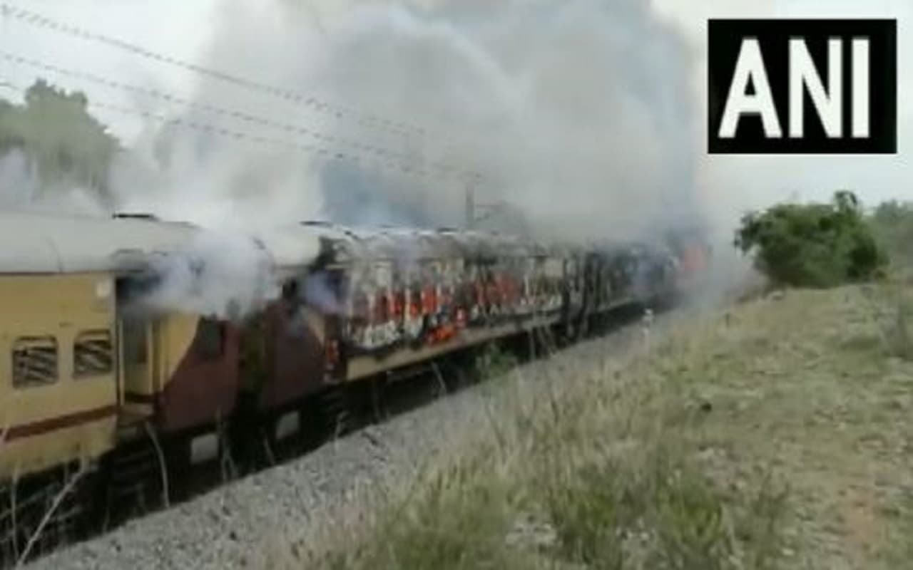 The Burning Train: तेलंगाना में चलती ट्रेन में लगी आग, फलकनुमा एक्सप्रेस की 3 बोगियां  खाक