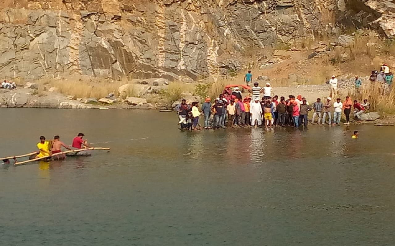 हजारीबाग में बंद पड़ी खदान में नहाने के दौरान डूबा बच्चा, निकालने में जुटे गोताखोर, अन्य 6 साथी सुरक्षित